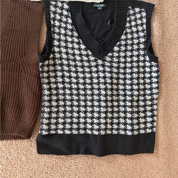 Women’s Sweater Bundle - Picture 2 of 7